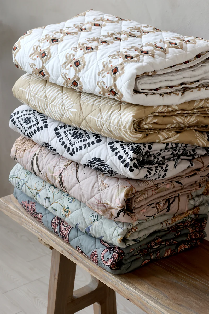 Chic Antique Aix Quilt mit Paisley Motiv Opal/Taube