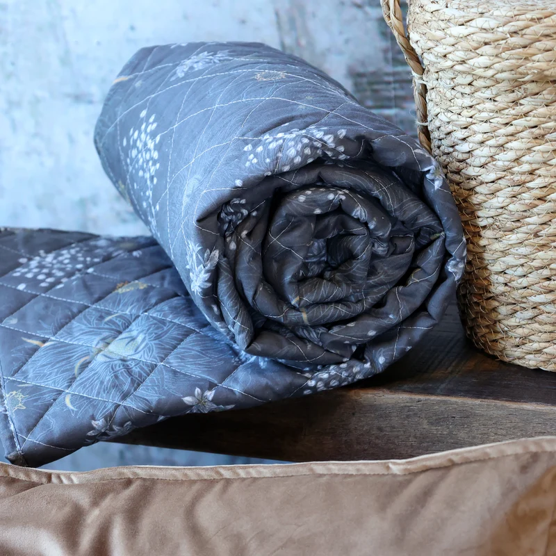 Chic Antique Aix Quilt mit Blumen „Midnight“