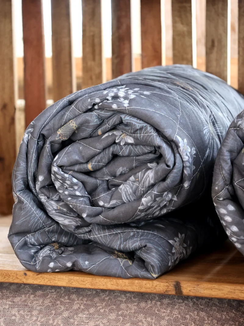 Chic Antique Aix Quilt mit Blumen „Midnight“