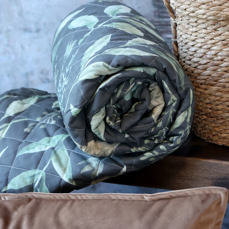 Chic Antique Aix Quilt mit Blattmuster Olive / Midnight