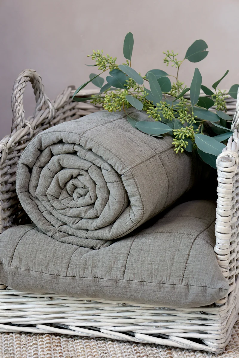 Chic Antique Aix Quilt Latte