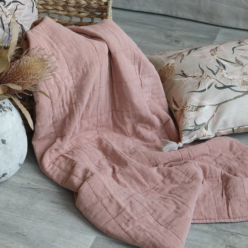 Chic Antique Aix Quilt Taube