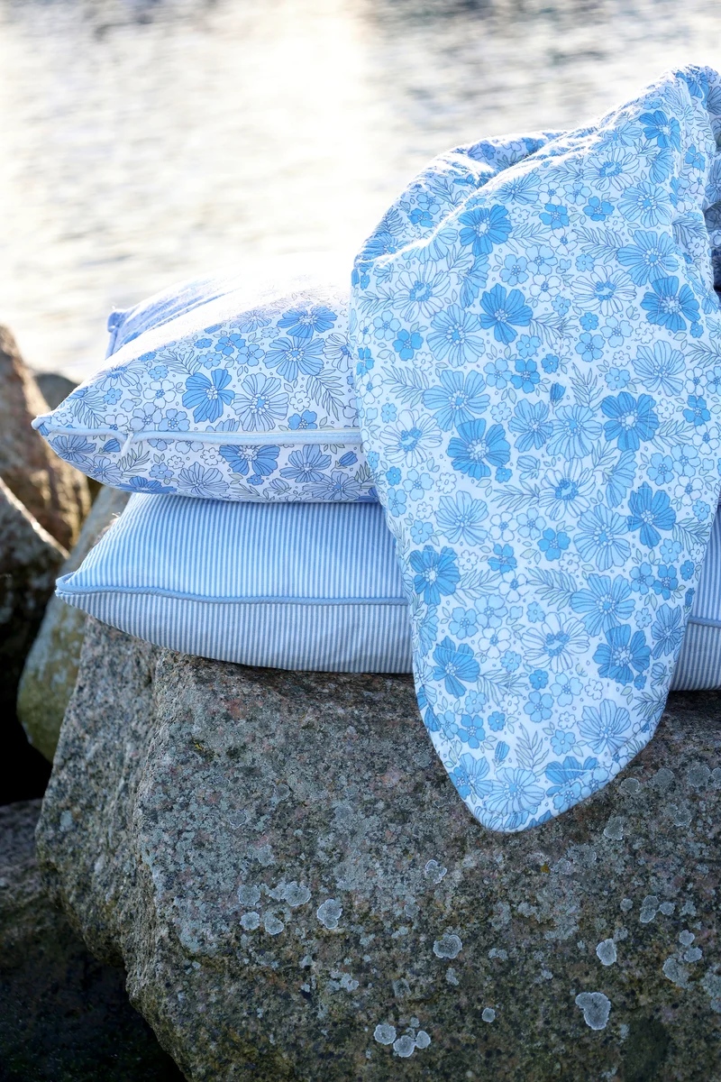 Chic Antique Aix Quilt mit Blumen Sky Blue & Weiss
