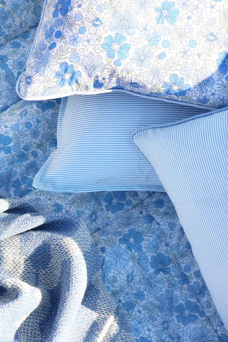 Chic Antique Aix Quilt mit Blumen Sky Blue & Weiss