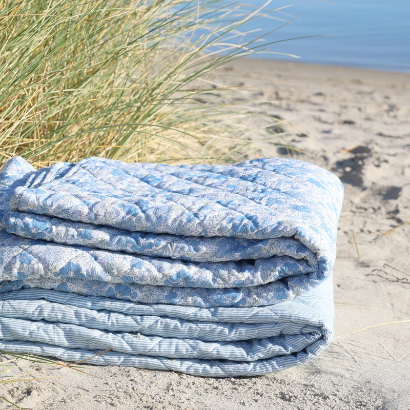 Chic Antique Aix Quilt mit Blumen Sky Blue & Weiss
