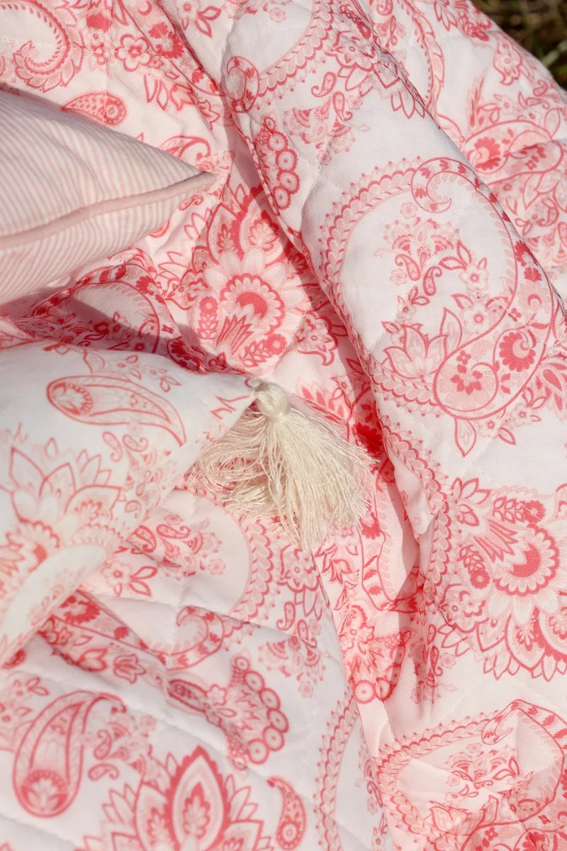Chic Antique Aix Quilt mit Paisley Motiv