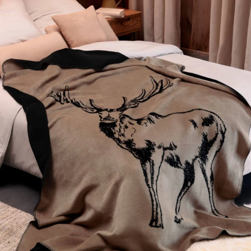 Kuscheldecke mit Hirsch Motiv
