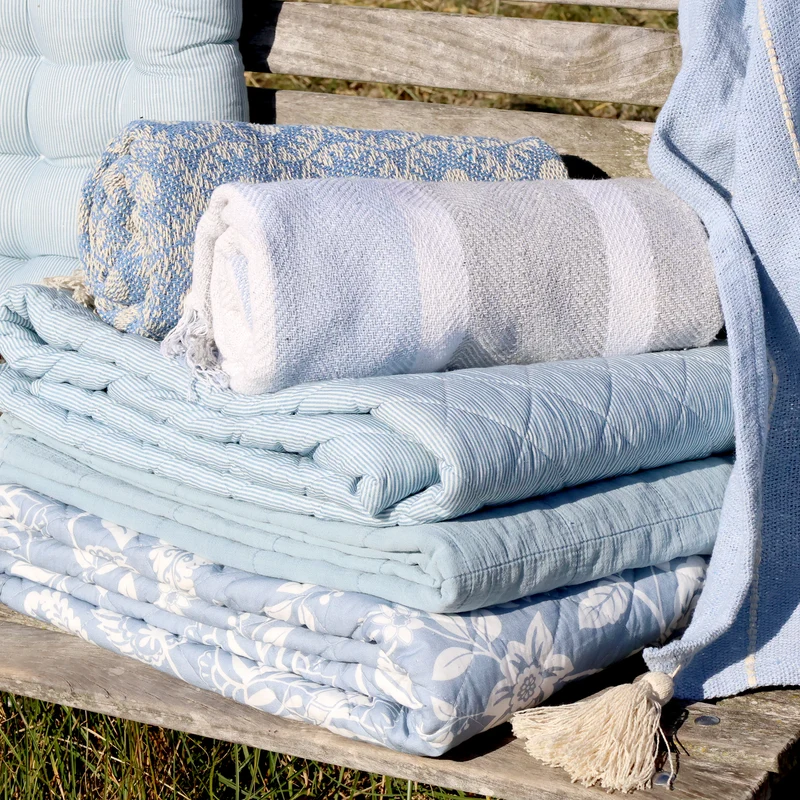 Chic Antique Aix Quilt mit Blumenmuster Sky Blue