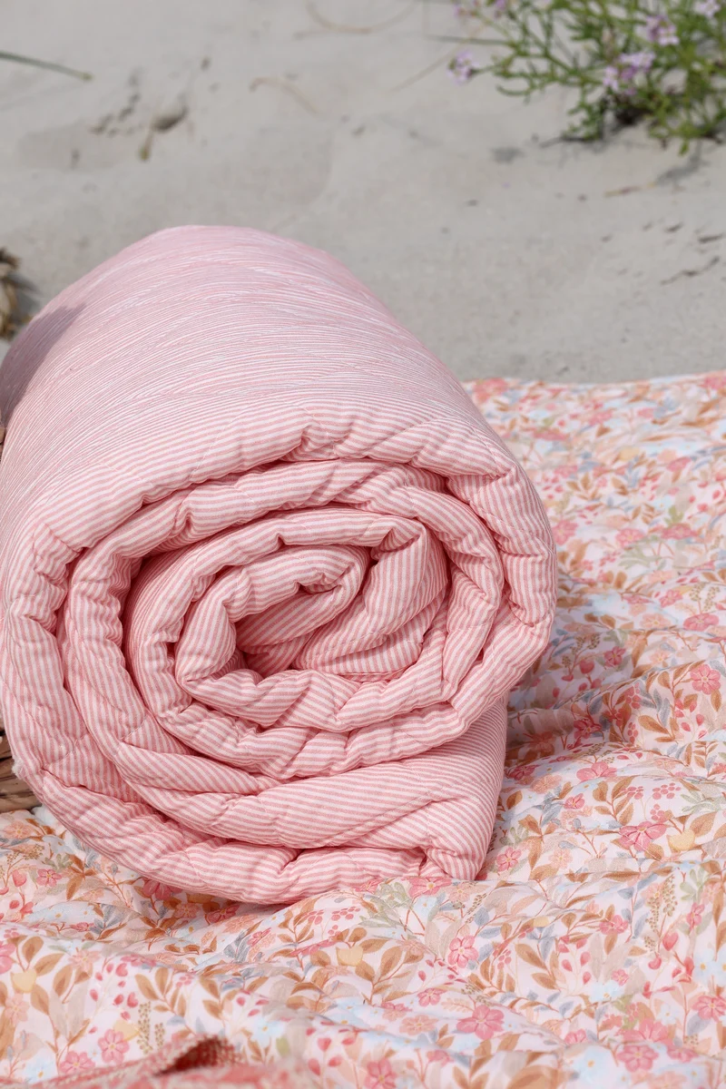 Chic Antique Aix Quilt mit maritimem Streifenmuster