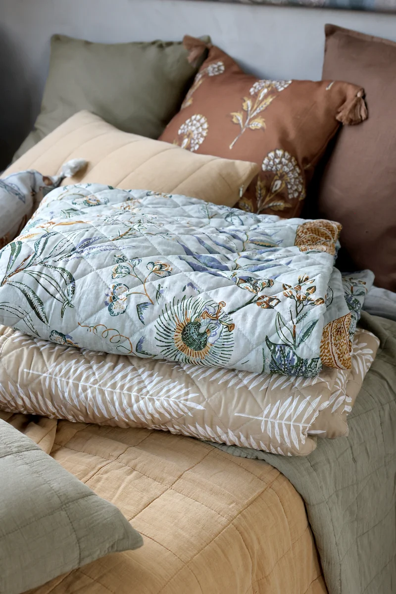 Chic Antique Aix Quilt mit Blumenmuster Opal