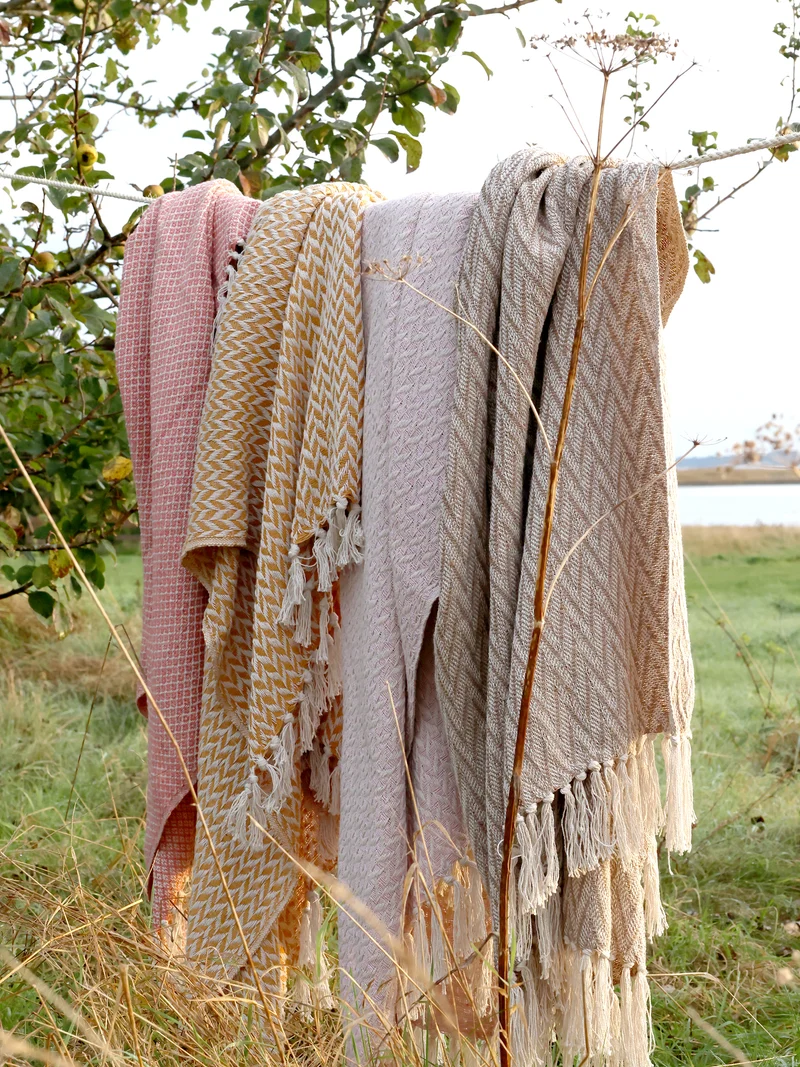 Chic Antique Aix Plaid Latte