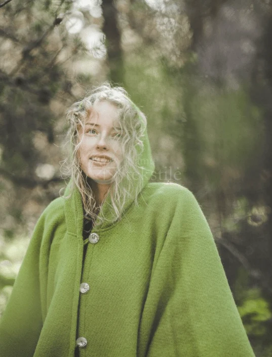 Poncho aus Wolle mit Kapuze