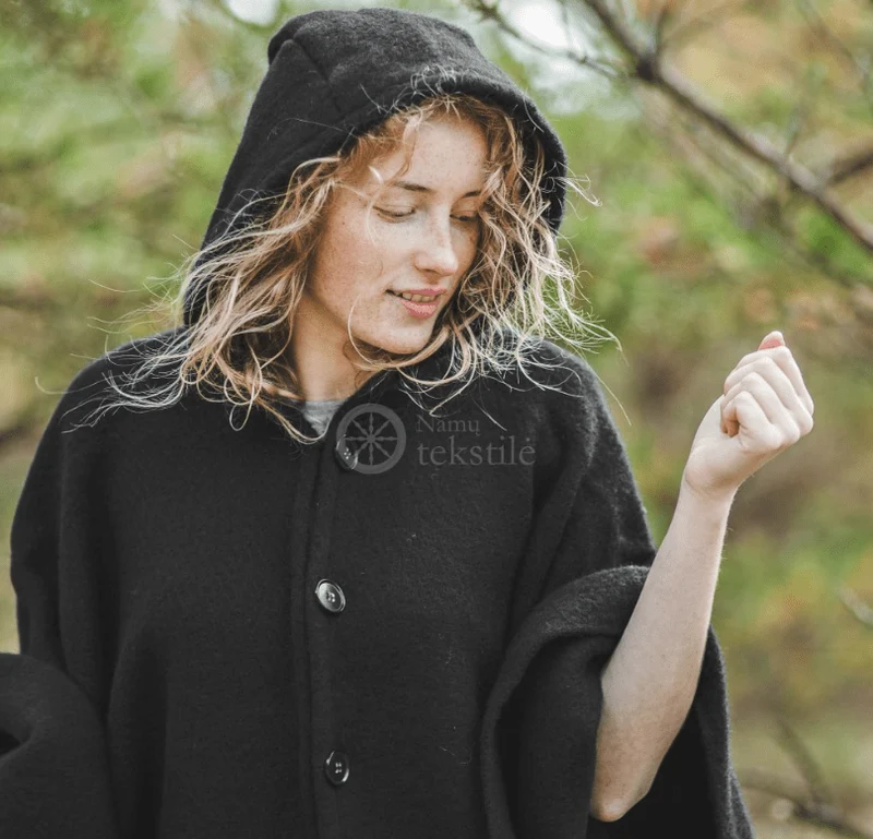 Poncho aus Wolle mit Kapuze