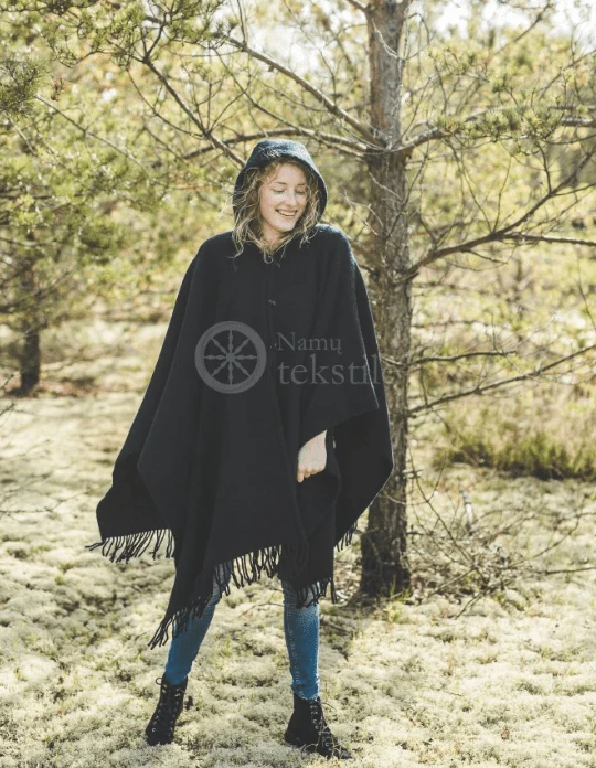 Poncho aus Wolle mit Kapuze