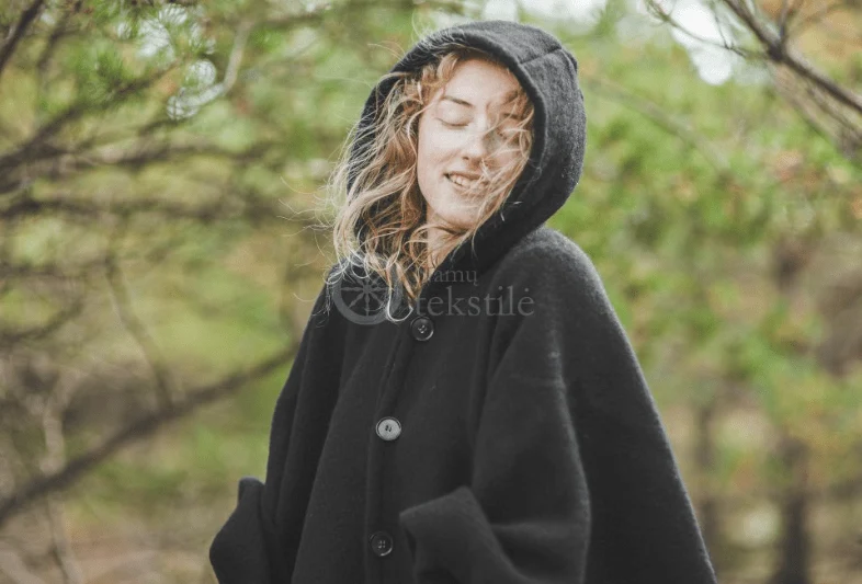 Poncho aus Wolle mit Kapuze
