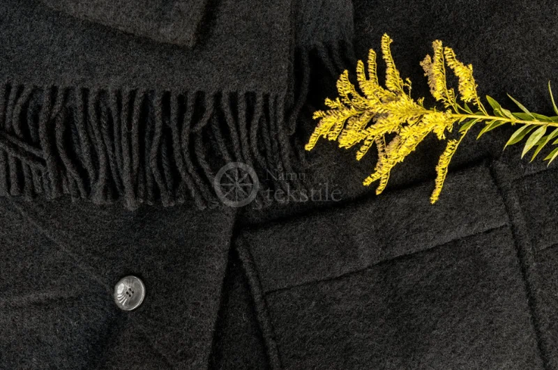 Poncho aus Wolle mit Kapuze