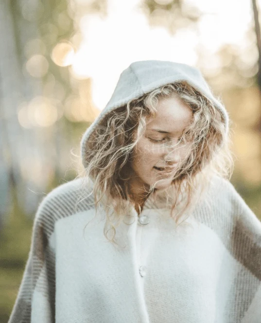 Poncho aus Wolle mit Kapuze