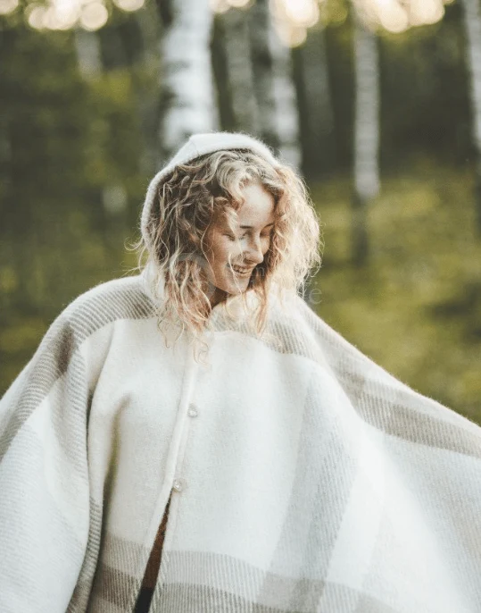 Poncho aus Wolle mit Kapuze