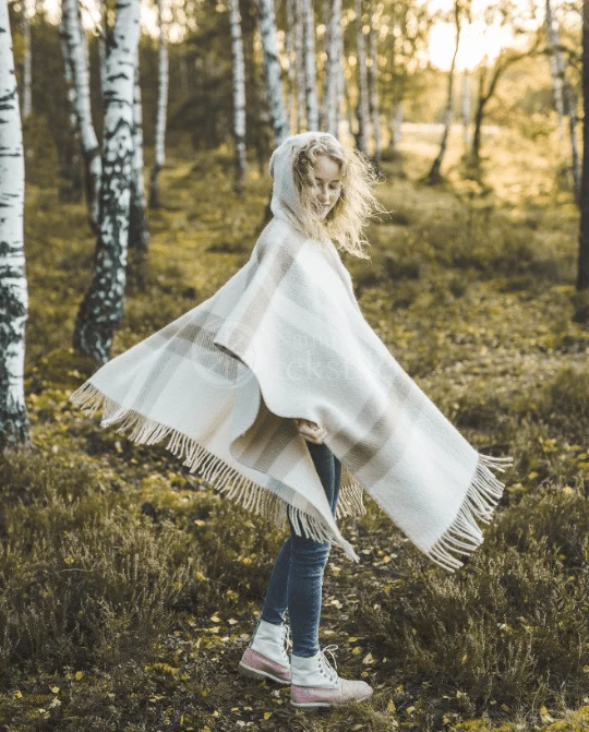 Poncho aus Wolle mit Kapuze