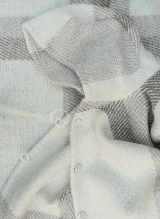 Poncho aus Wolle mit Kapuze
