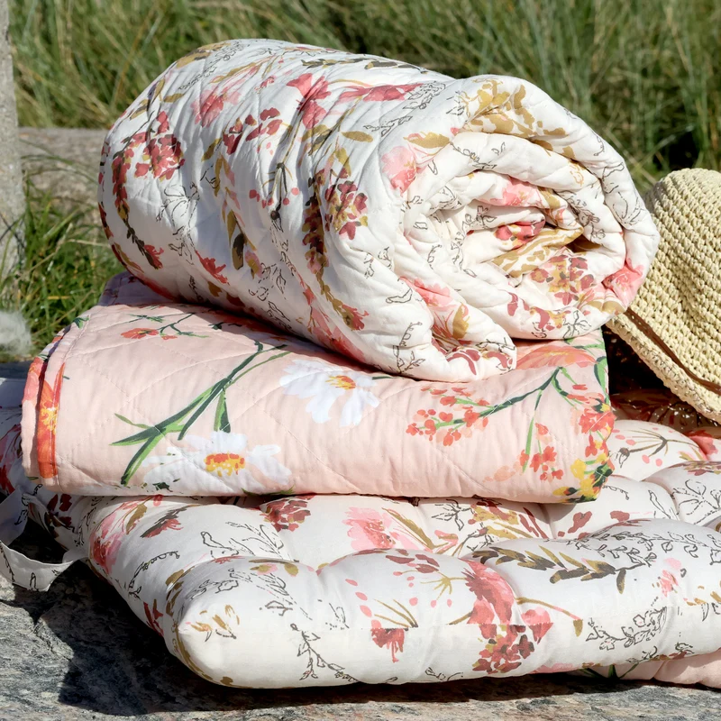 Chic Antique Aix Quilt mit Blumenmuster