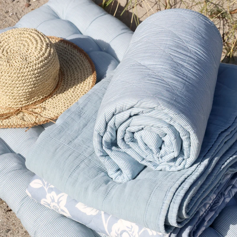 Chic Antique Aix Quilt Maritim mit Streifenmuster Sky Blue / Weiß