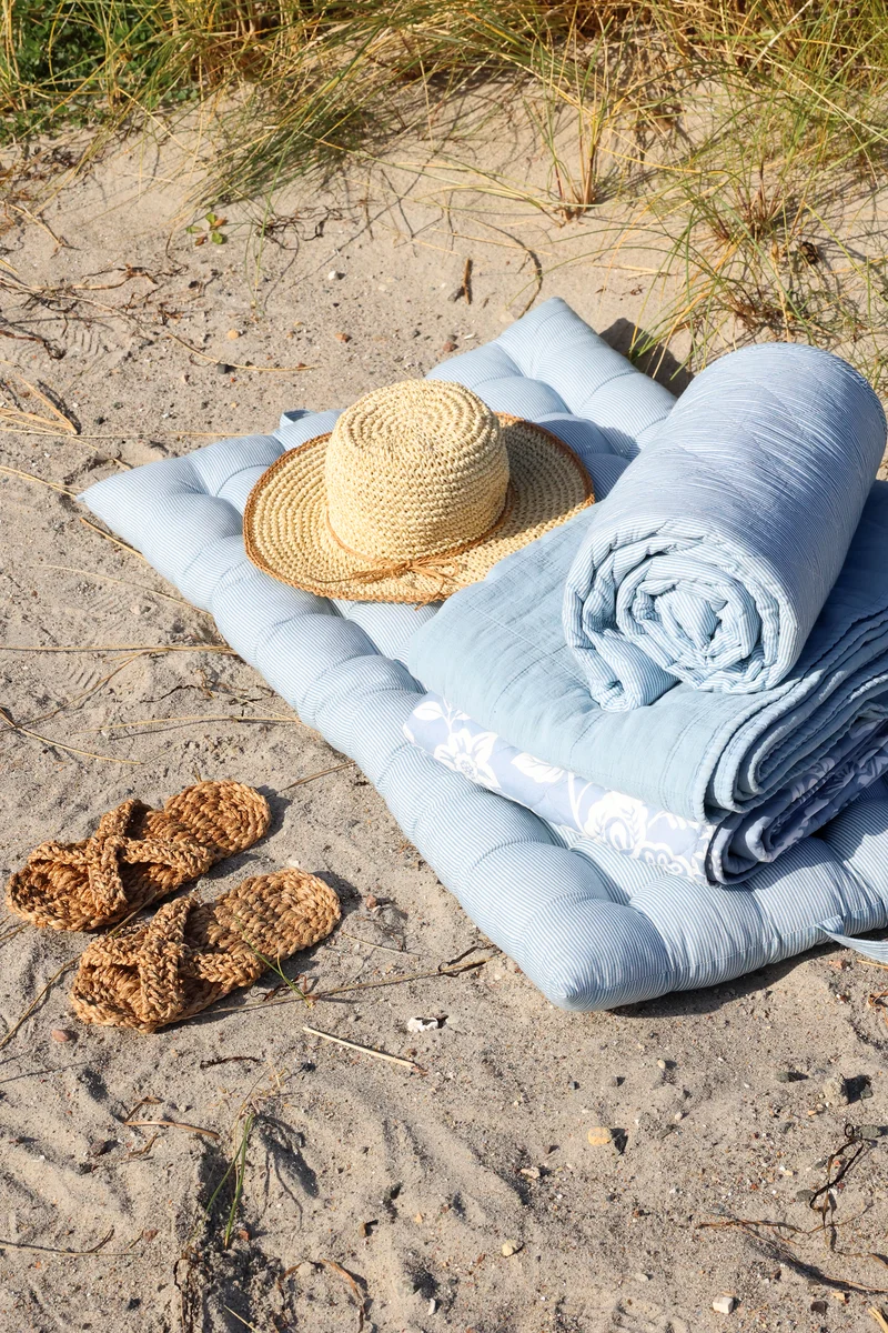 Chic Antique Aix Quilt Maritim mit Streifenmuster Sky Blue / Weiß