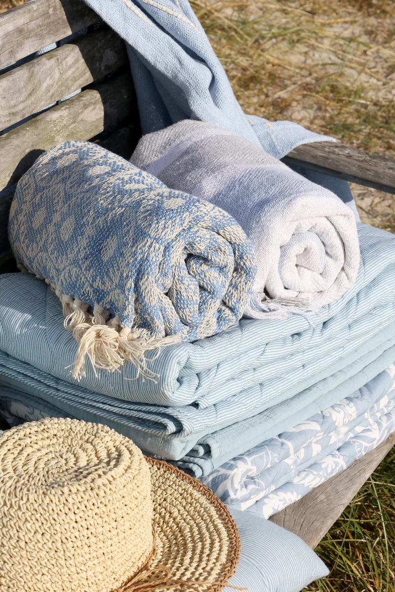 Chic Antique Aix Quilt Maritim mit Streifenmuster Sky Blue / Weiß
