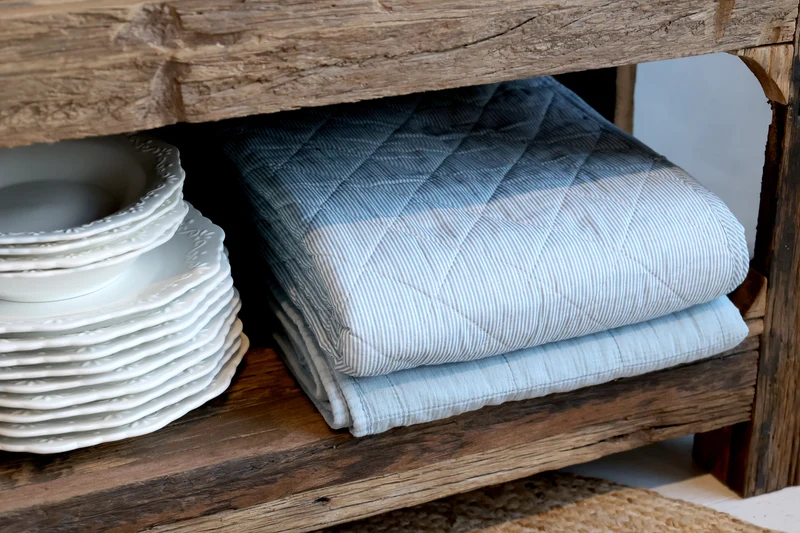 Chic Antique Aix Quilt Maritim mit Streifenmuster Sky Blue / Weiß