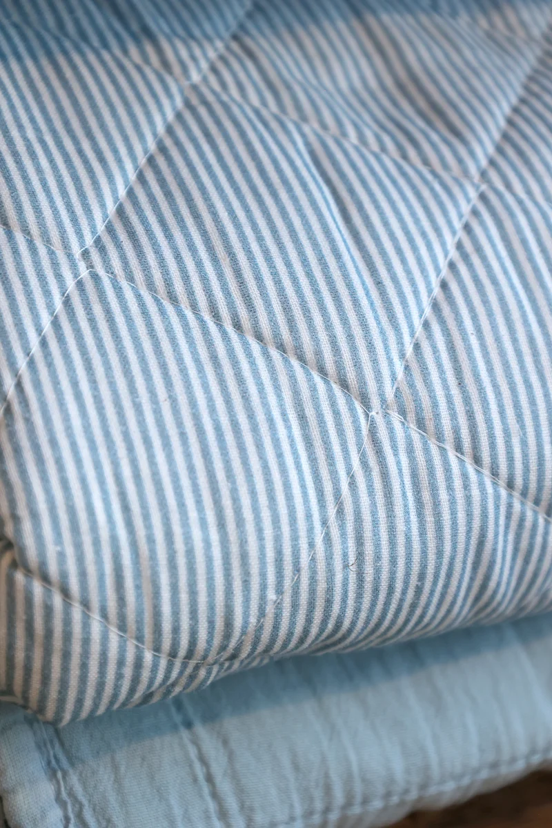 Chic Antique Aix Quilt Maritim mit Streifenmuster Sky Blue / Weiß