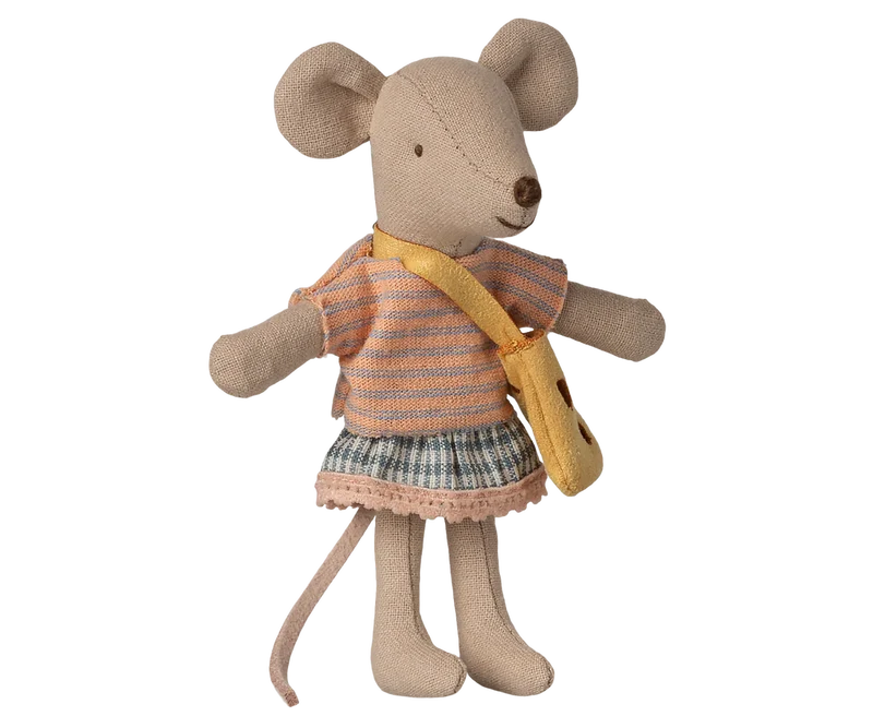 Kleine Schwester Maus mit Tasche
