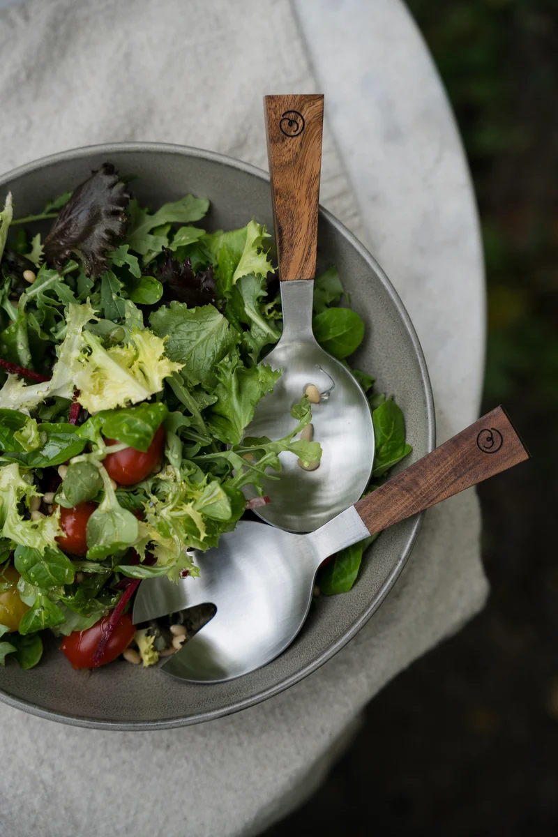 Salatbesteck aus Edelstahl mit Holzgriff