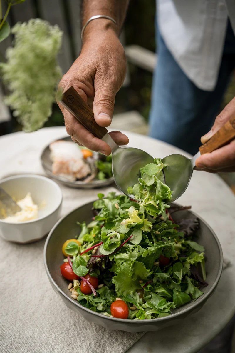 Salatbesteck aus Edelstahl mit Holzgriff