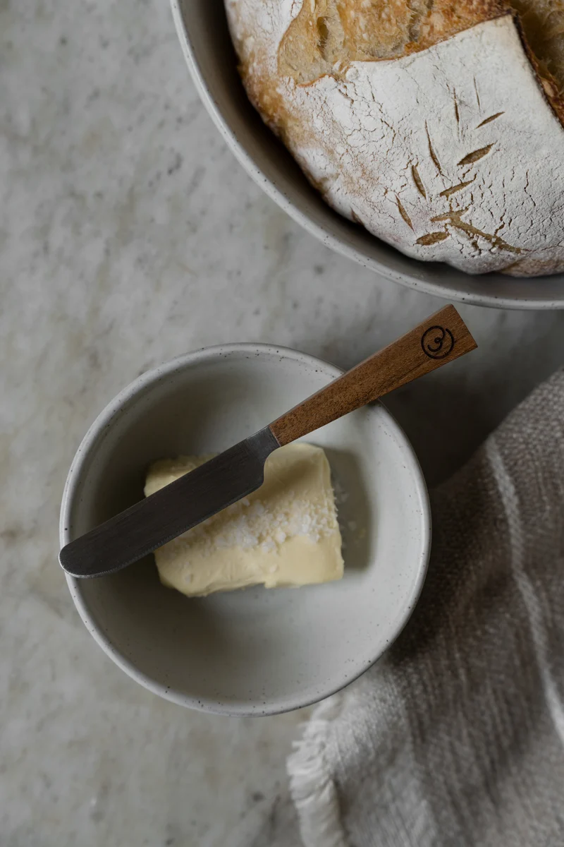Buttermesser aus Edelstahl mit Holzgriff