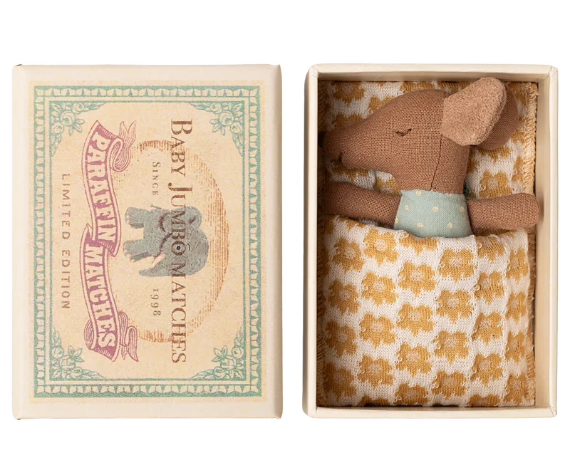 Schläfrige Babymaus in Matchbox – Blau