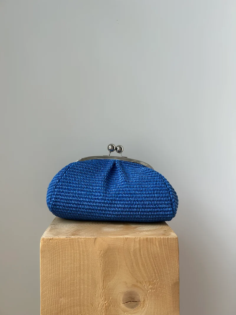 kleine Clutch im Raffia-Stil - silver / kornblumenblau