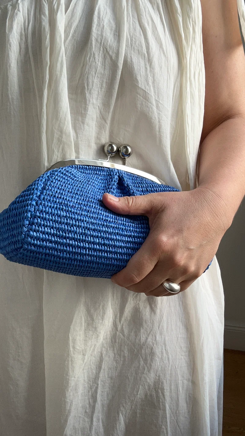 kleine Clutch im Raffia-Stil - silver / kornblumenblau