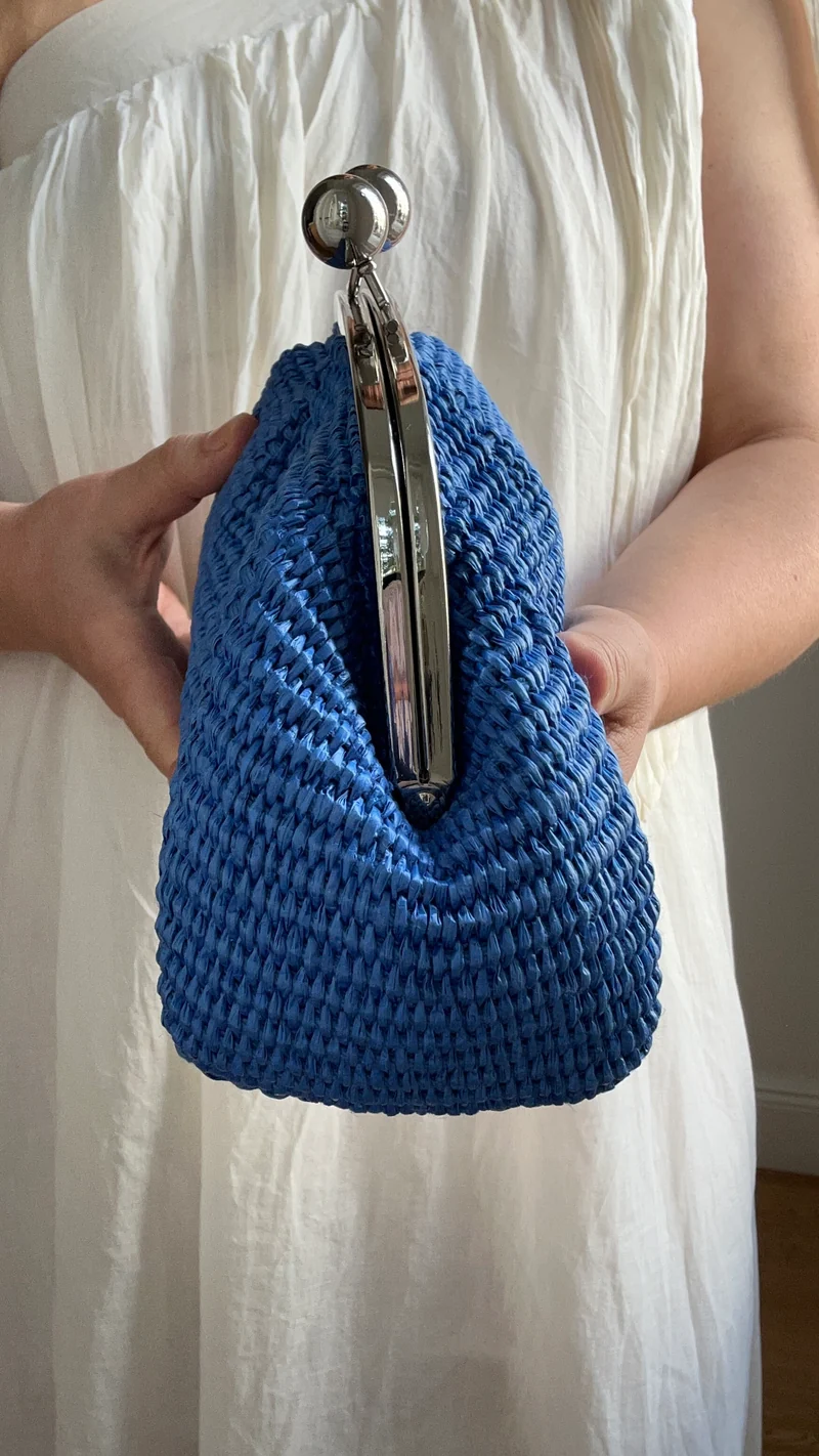 kleine Clutch im Raffia-Stil - silver / kornblumenblau