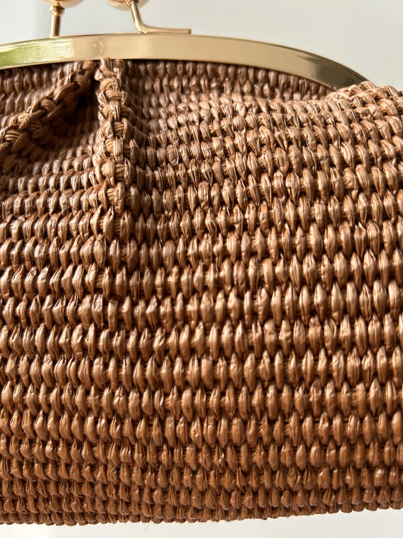 kleine Clutch im Raffia-Stil - roségold / kaffebraun