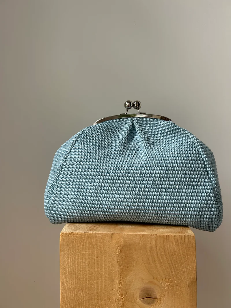 Große Clutch im Raffia-Stil - silver / hellblau