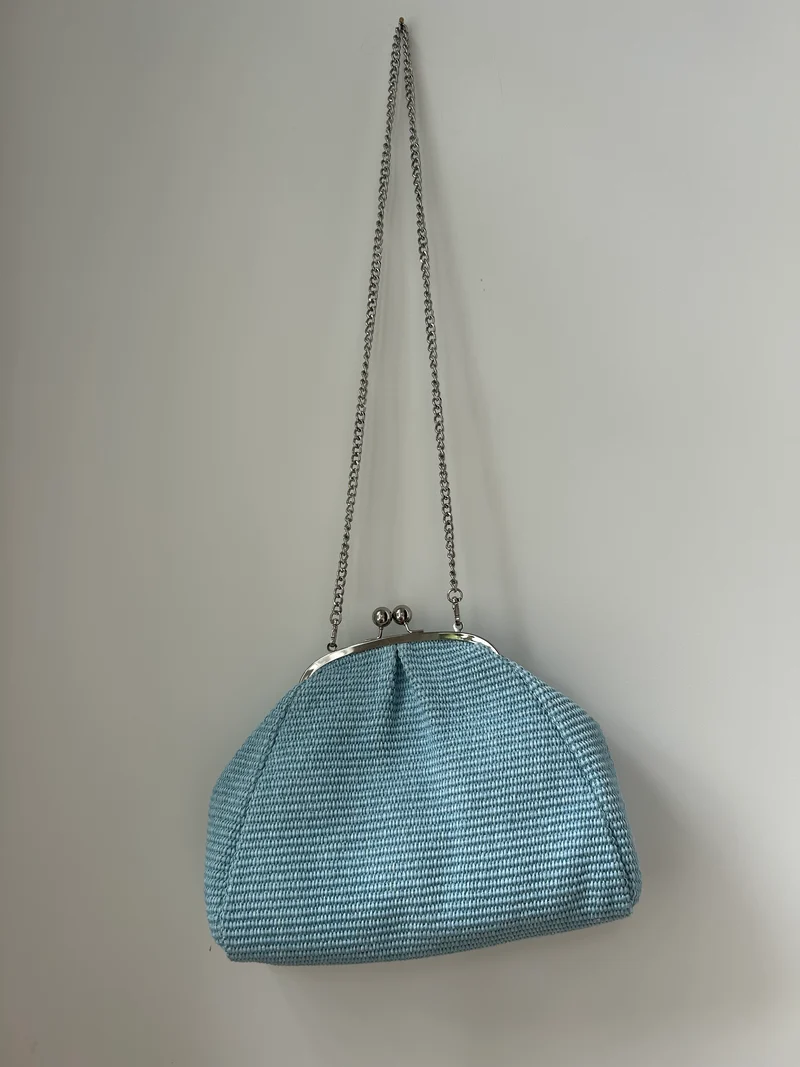 Große Clutch im Raffia-Stil - silver / hellblau