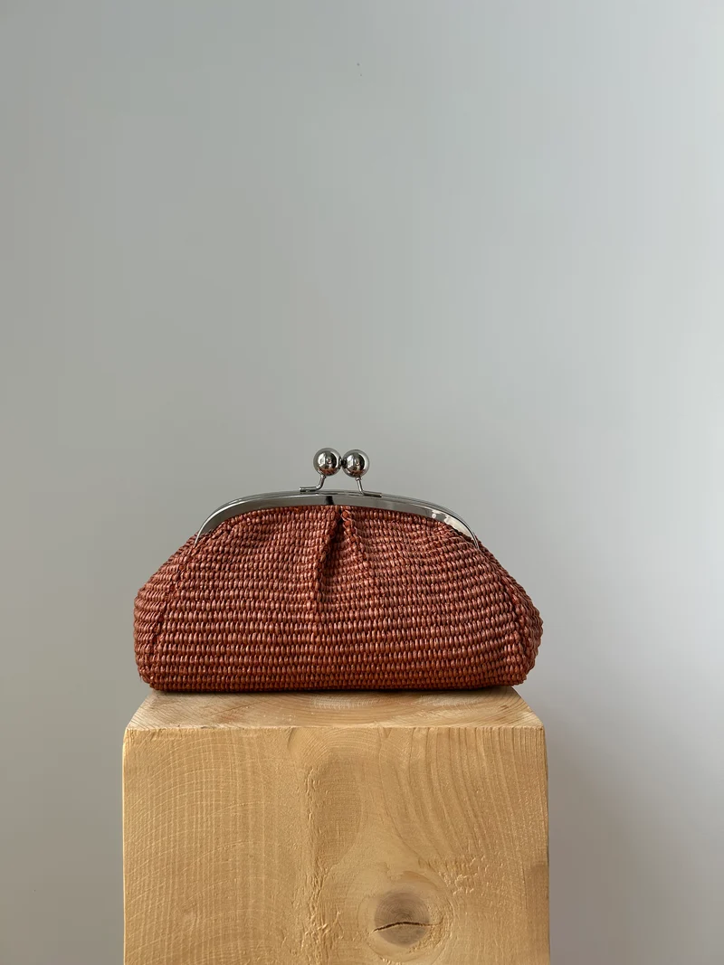 kleine Clutch im Raffia-Stil - silver / terracotta