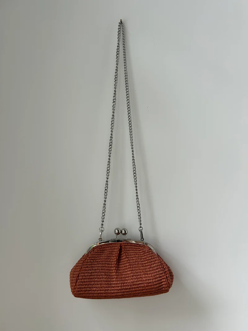 kleine Clutch im Raffia-Stil - silver / terracotta
