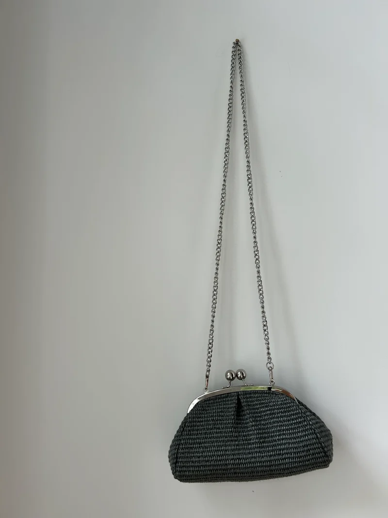 kleine Clutch im Raffia-Stil - silver / dunkelgrau