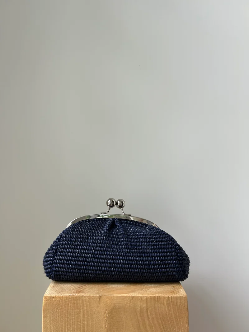 kleine Clutch im Raffia-Stil - silver / dunkelblau