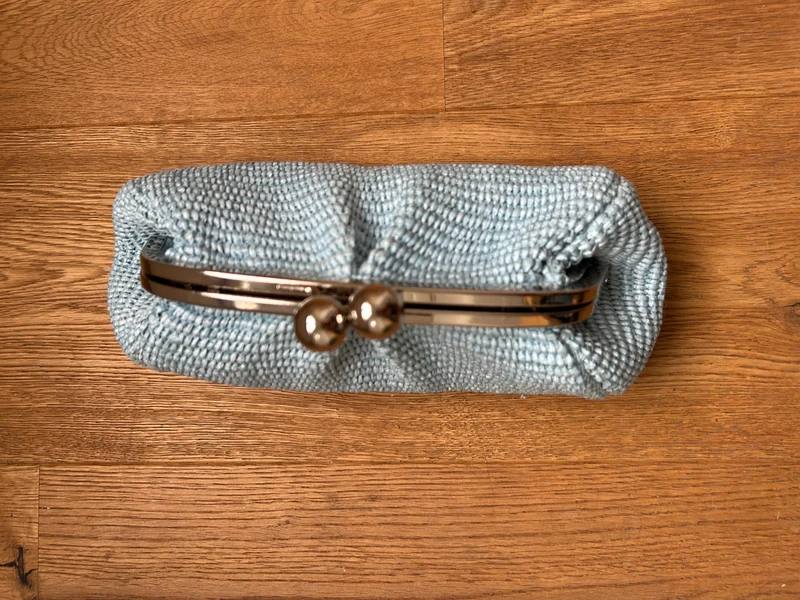 kleine Clutch im Raffia-Stil - silver / hellblau
