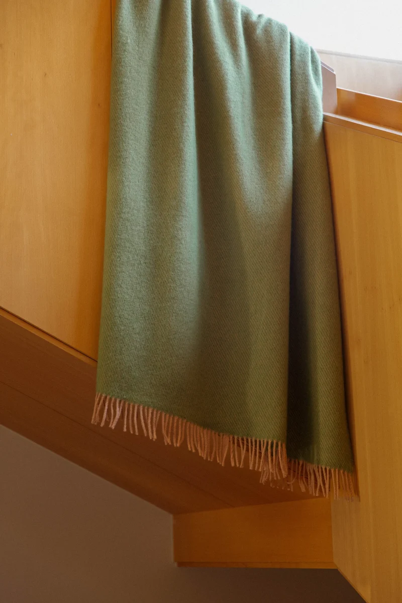 Wolldecke Ilo - powder/olive (130 x 200 cm)