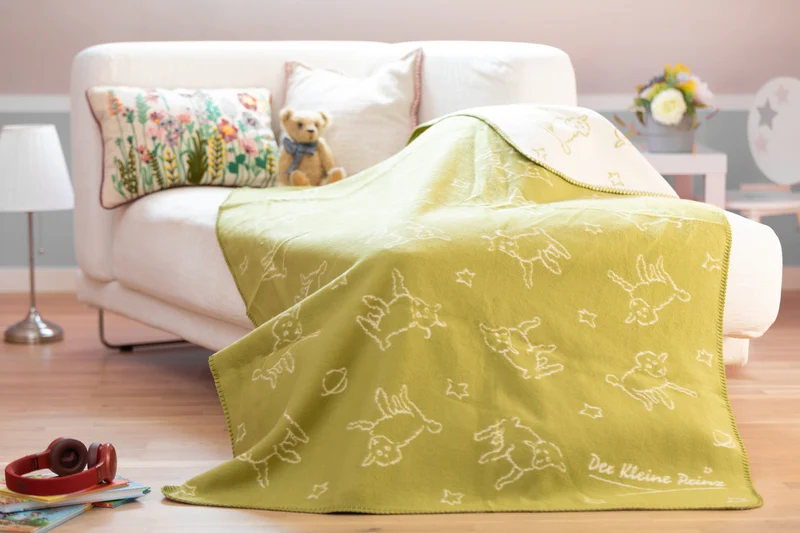 Der Kleine Prinz Schafe Kinderdecke Grün/Natur – Bio-Baumwolldecke 100 × 150 cm | Kolter