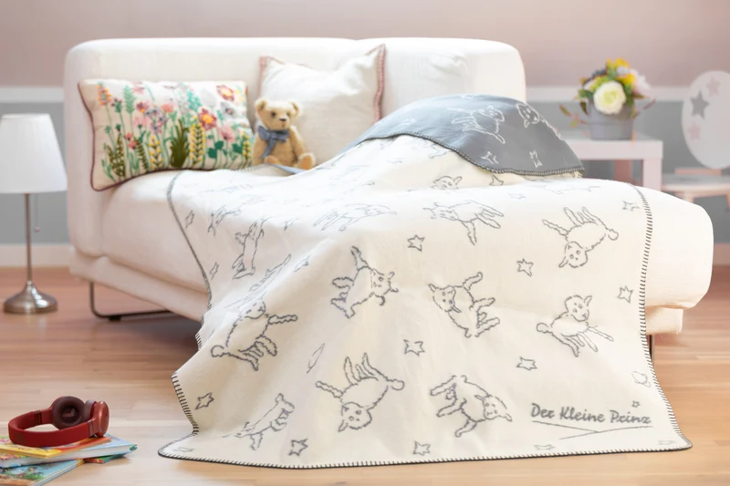 Der Kleine Prinz Schafe Kinderdecke Grau/Natur – Bio-Baumwolldecke 100 × 150 cm | Kolter