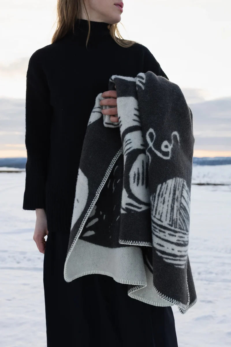 Wolldecke Kissanpäivät - dark grey-white (130 x 180 cm)